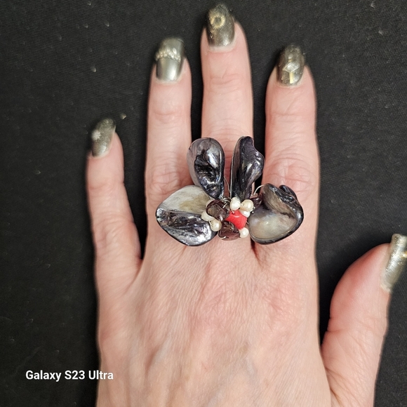 Mother of Pearl Flower Ring - Picture 2 of 8